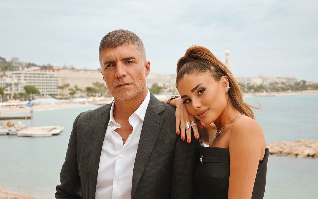 &Ouml;zcan Deniz o soarbe din priviri pe soția lui tinerică, &icirc;n timp ce &icirc;i face poze pe un iaht. Cum arată frumoasa iraniancă &icirc;n costum de baie